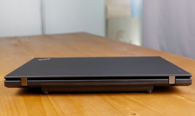 ThinkPad L470的音箱，位于底部?jì)蓚燃氶L(cháng)的開(kāi)口里